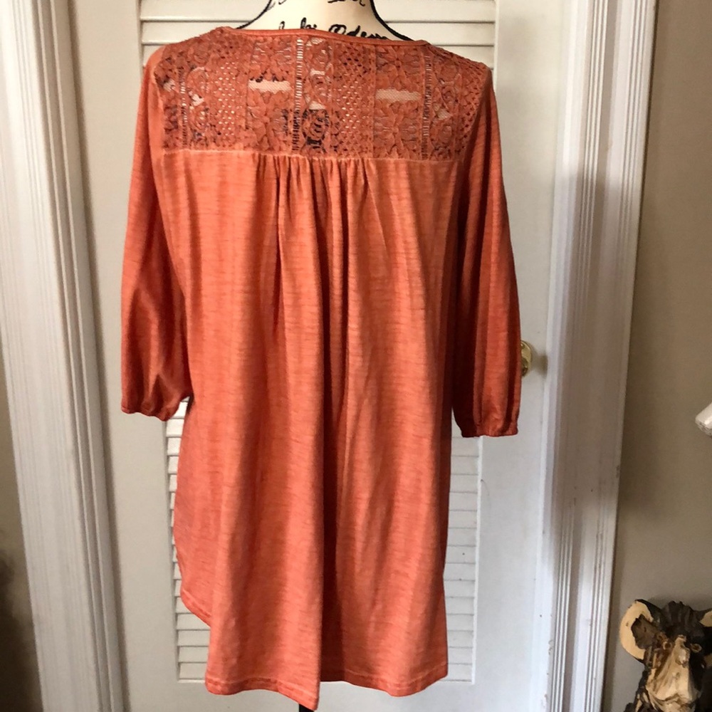 Easel NWOT coral lace front 3/4 length sleeve top - Picture 3 of 4